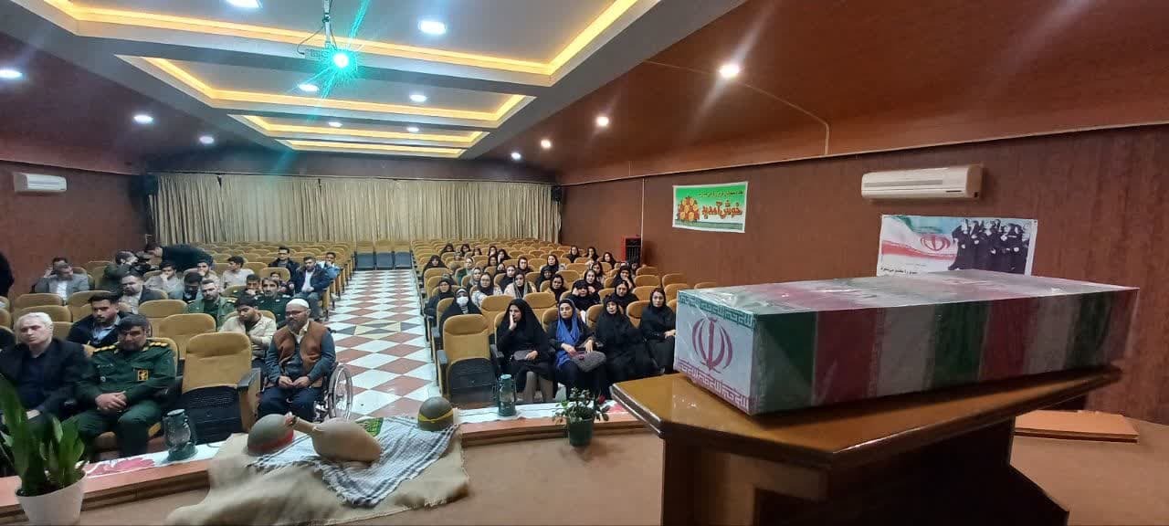 تشییع پیکر شهید گمنام روی دستان دانشآموزان سما تشییع پیکر شهید گمنام روی دستان دانشآموزان سما