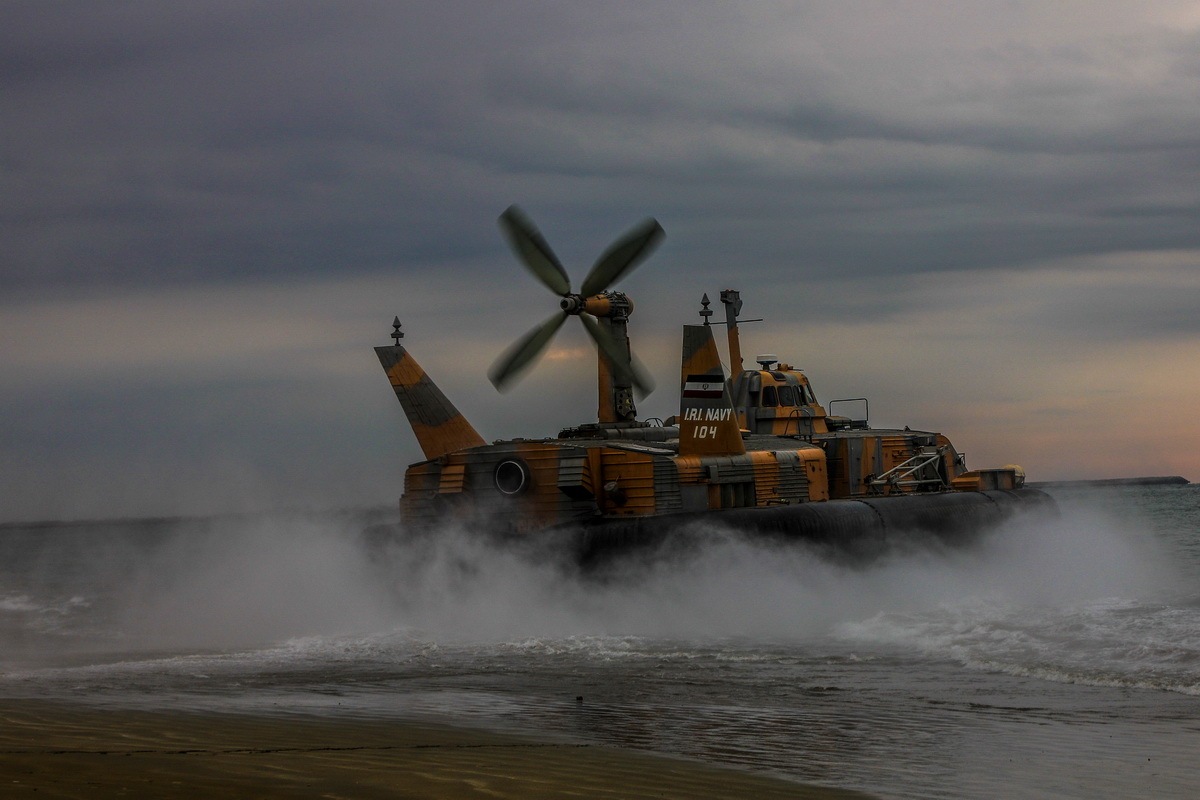 فیلم/ چرا به نیروی دریایی ارتش به چشم یک نیروی راهبردی باید نگریسته شود؟ فیلم/ چرا به نیروی دریایی ارتش به چشم یک نیروی راهبردی باید نگریسته شود؟