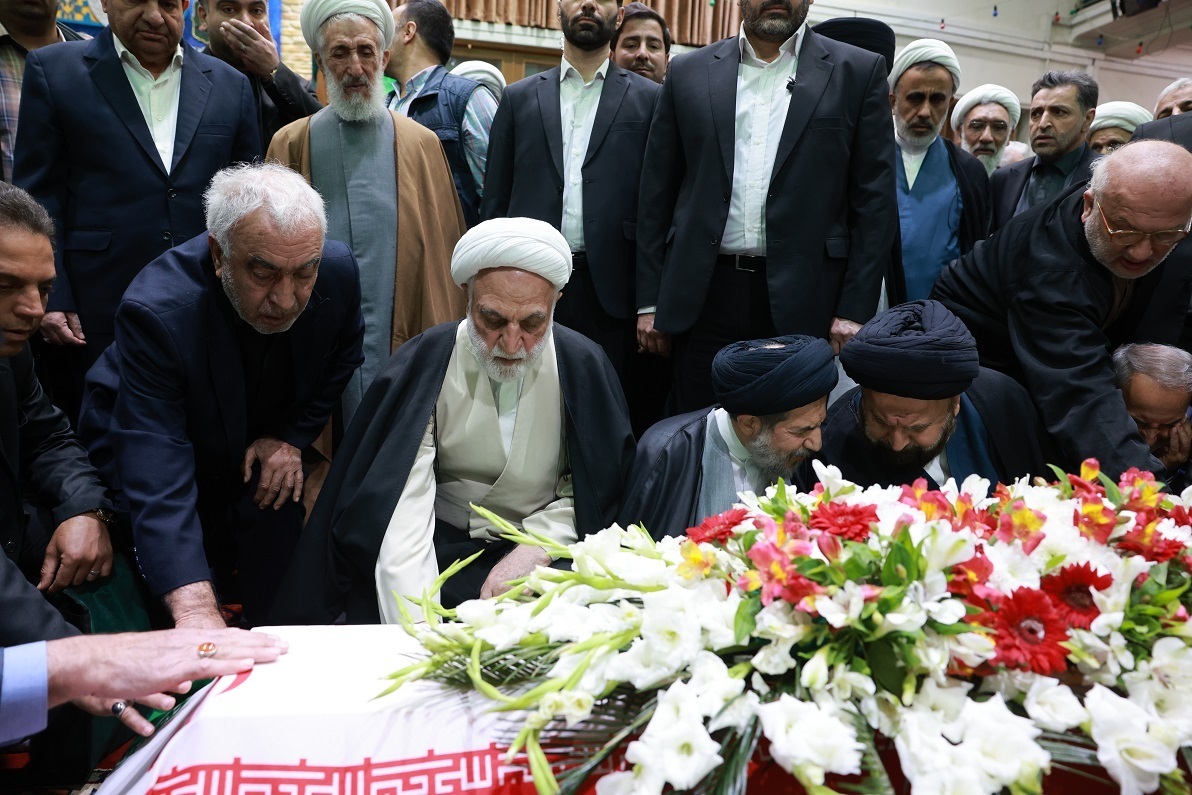 آغاز مراسم تشییع مرحوم حجت‌الاسلام‌والمسلمین نیری