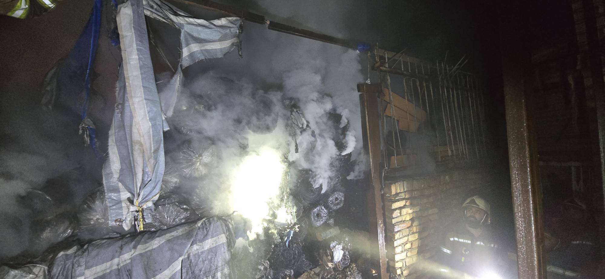 آتش سوزی در انبار بزرگ پارچه در بازار مولوی + عکس و فیلم