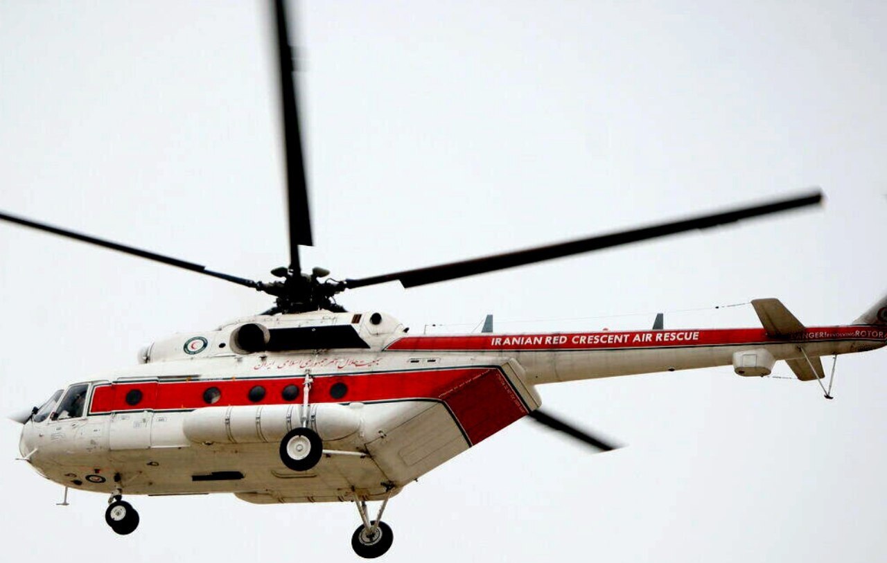 پرواز ۳۰۰ میلیونی بالگرد هلالاحمر برای خشک کردن چمن پرواز ۳۰۰ میلیونی بالگرد هلالاحمر برای خشک کردن چمن