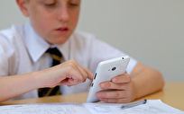 نظرسنجی انگلستان: درخواست ممنوعیت تلفن و شبکه‌های اجتماعی برای دانش آموزان کمتر از ۱۶ سال