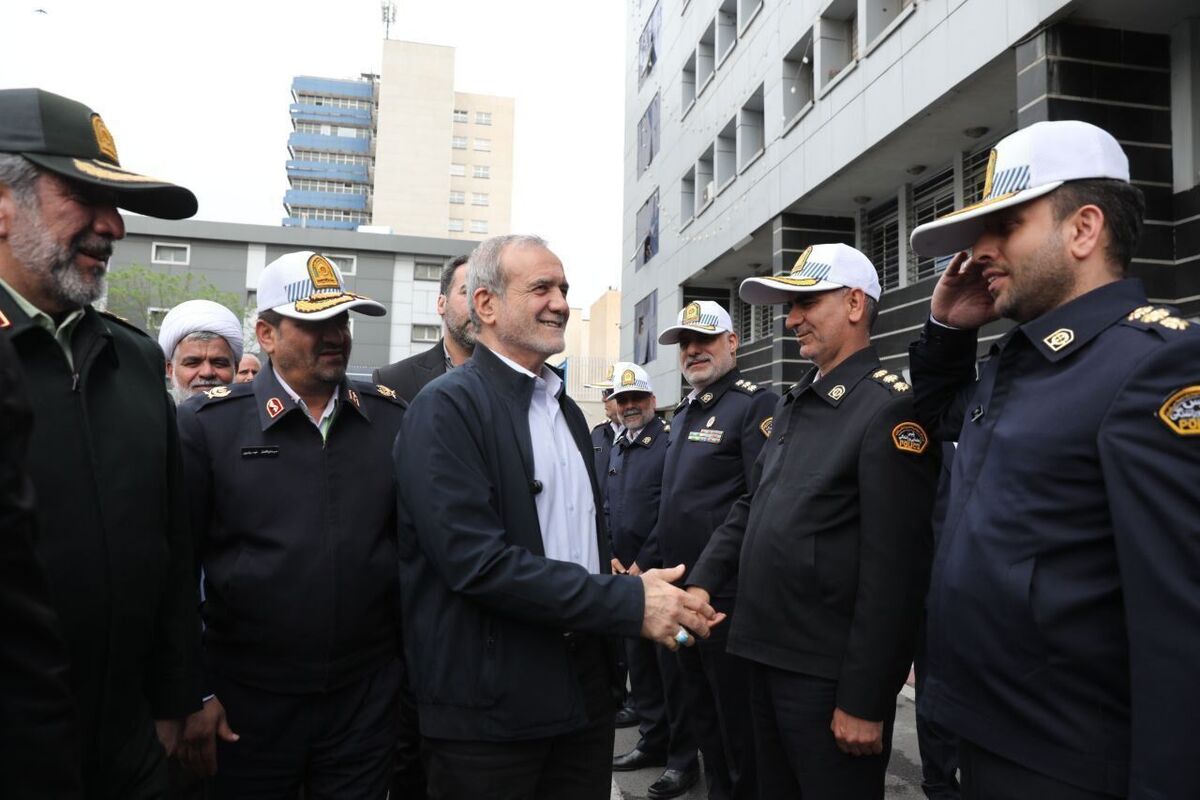 رئیس‌جمهور در ستاد فرماندهی پلیس راهنمایی و رانندگی تهران بزرگ حضور یافت
