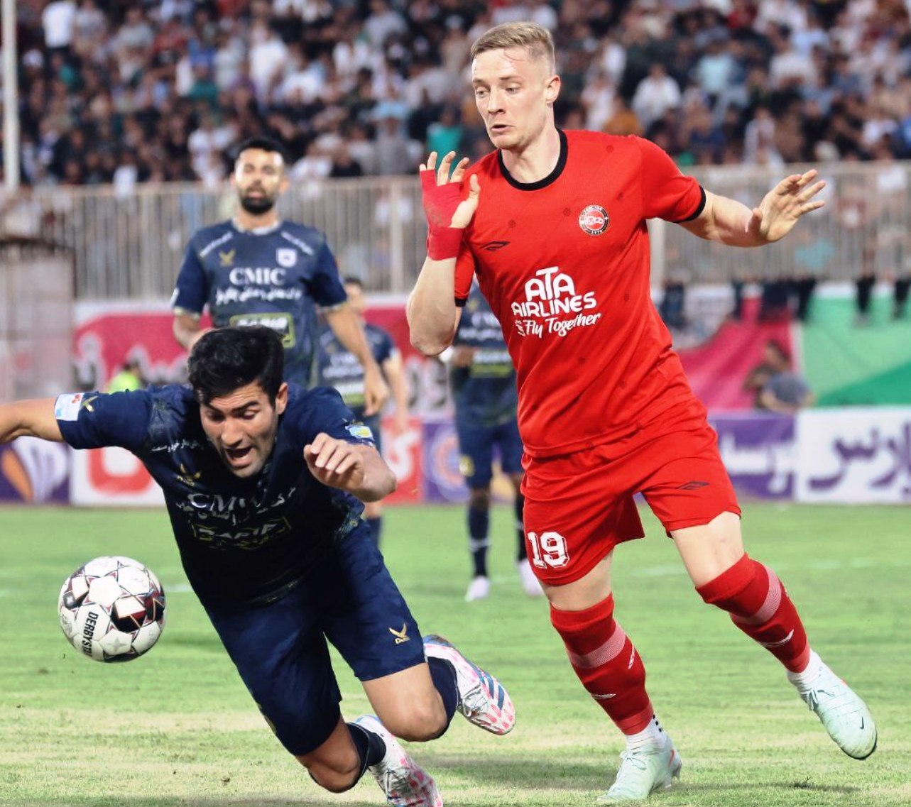 از ریختن دلار بر سر بیرانوند تا بازگشت به کورس پرسپولیس در روز اخراج‌ها و شعارهای تند هواداران استقلال بر ضد بازیکنان