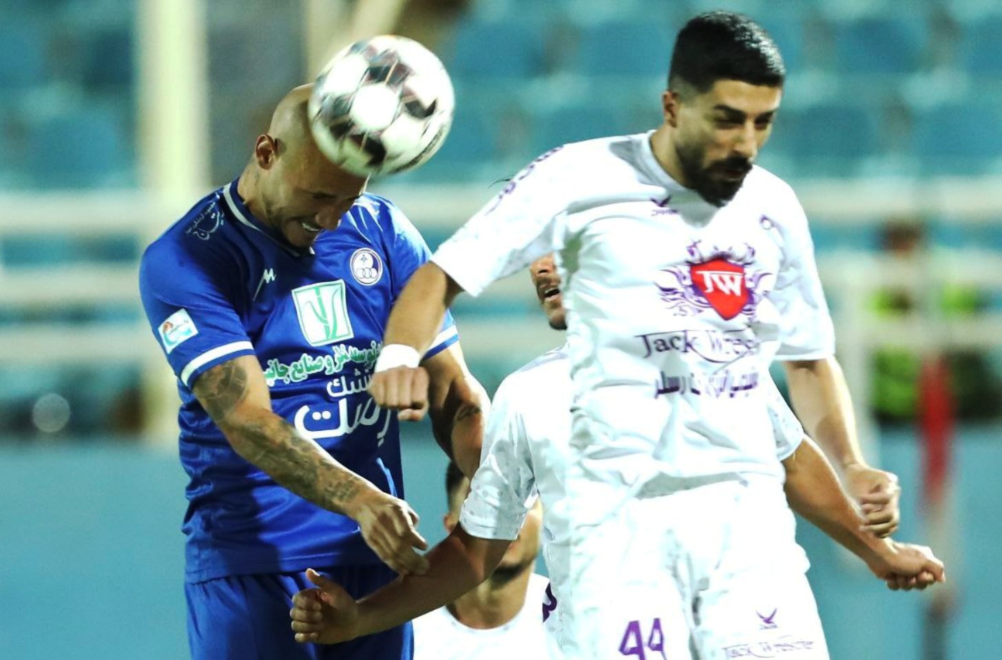 از ریختن دلار بر سر بیرانوند تا بازگشت به کورس پرسپولیس در روز اخراج‌ها و شعارهای تند هواداران استقلال بر ضد بازیکنان