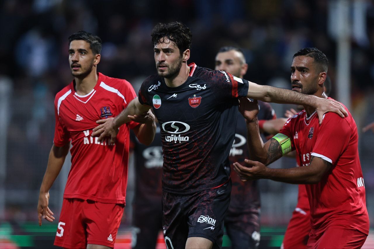 از ریختن دلار بر سر بیرانوند تا بازگشت به کورس پرسپولیس در روز اخراج‌ها و شعارهای تند هواداران استقلال بر ضد بازیکنان