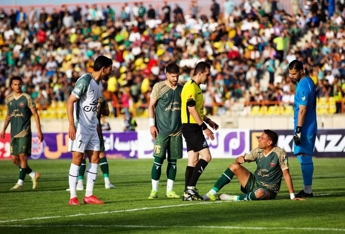 از ریختن دلار بر سر بیرانوند تا بازگشت به کورس پرسپولیس در روز اخراج‌ها و شعارهای تند هواداران استقلال بر ضد بازیکنان