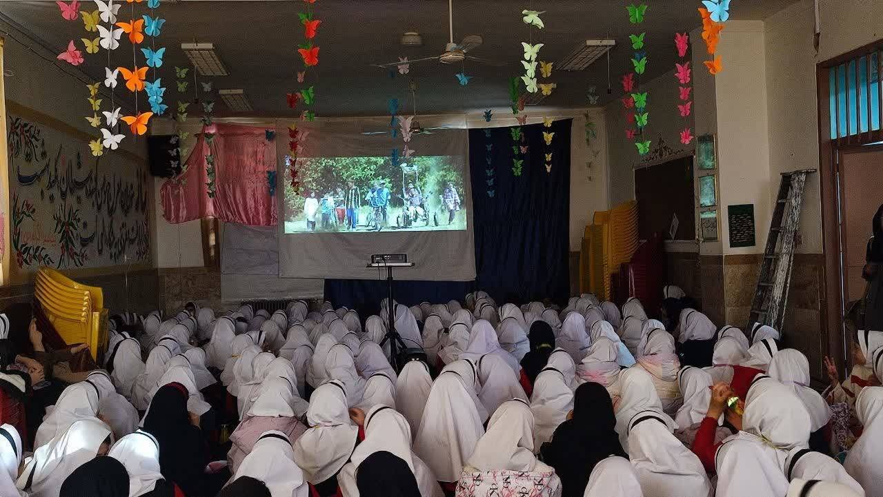 اکران سیار «صیاد» در شهرهای بدون سینما اکران سیار «صیاد» در شهرهای بدون سینما