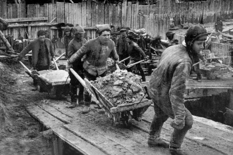 «تمام اقیانوس بوی گل میدهد»؛ تداوم عدالتخواهی در بستر ادبیات کارگری «تمام اقیانوس بوی گل میدهد»؛ تداوم عدالتخواهی در بستر ادبیات کارگری