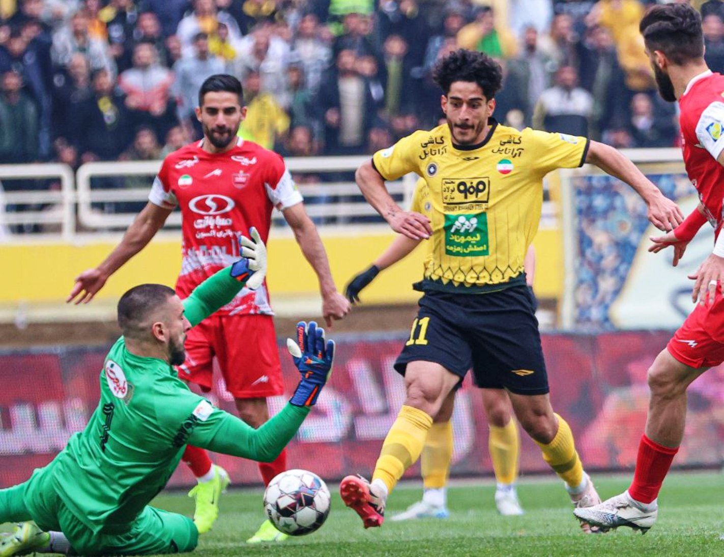 کربکندی: شانس برتری پرسپولیس و سپاهان برابر است/ دوربین چهرهزن مسببان آشوبهای ورزشگاهها را شناسایی میکنند کربکندی: شانس برتری پرسپولیس و سپاهان برابر است/ دوربین چهرهزن مسببان آشوبهای ورزشگاهها را شناسایی میکنند