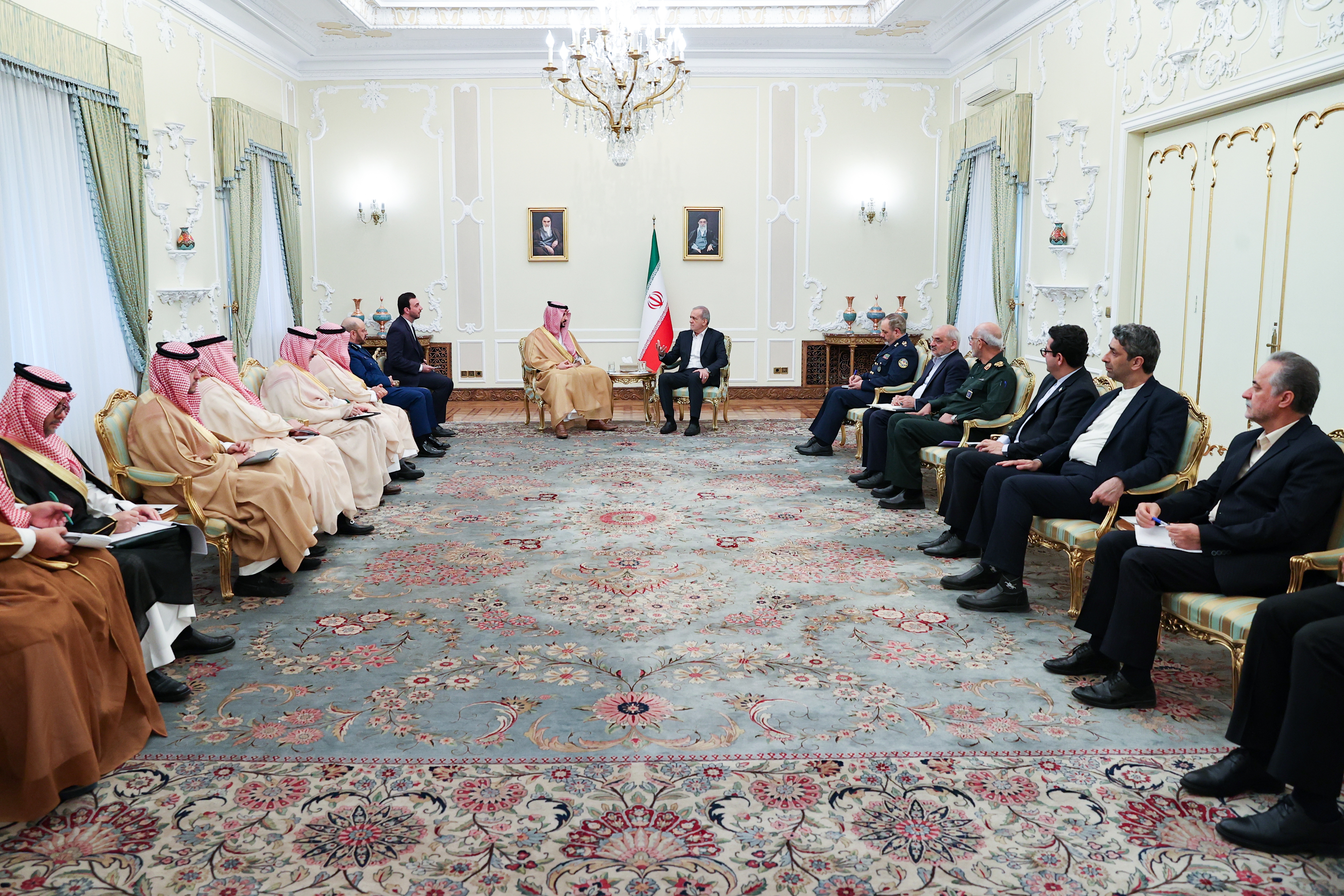 پزشکیان: ایران و عربستان میتوانند الگویی برای همکاریهای منطقهای باشند پزشکیان: ایران و عربستان میتوانند الگویی برای همکاریهای منطقهای باشند