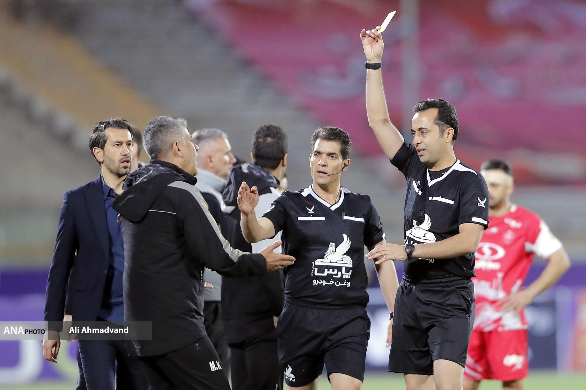 از شعارهای هواداران سرخابی تا راندن تماشاگران ملوان از سوی تراکتوریها از شعارهای هواداران سرخابی تا راندن تماشاگران ملوان از سوی تراکتوریها