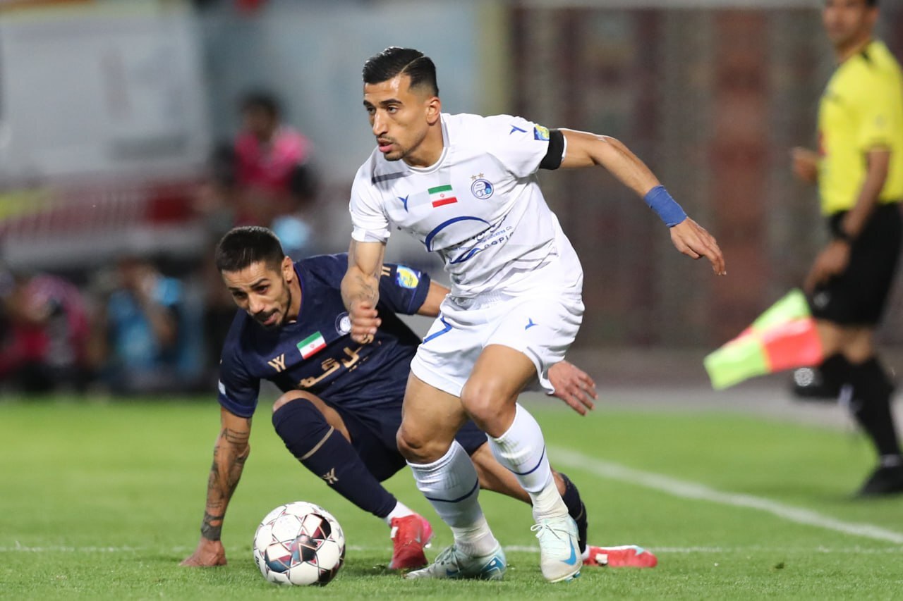 از شعارهای هواداران سرخابی تا راندن تماشاگران ملوان از سوی تراکتوریها از شعارهای هواداران سرخابی تا راندن تماشاگران ملوان از سوی تراکتوریها