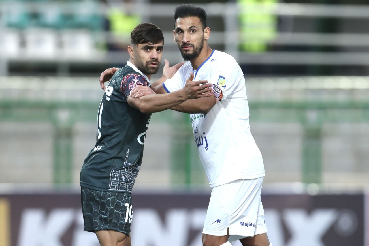 از شعارهای هواداران سرخابی تا راندن تماشاگران ملوان از سوی تراکتوریها از شعارهای هواداران سرخابی تا راندن تماشاگران ملوان از سوی تراکتوریها