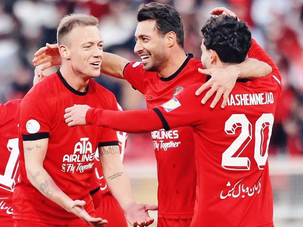 از شعارهای هواداران سرخابی تا راندن تماشاگران ملوان از سوی تراکتوریها از شعارهای هواداران سرخابی تا راندن تماشاگران ملوان از سوی تراکتوریها