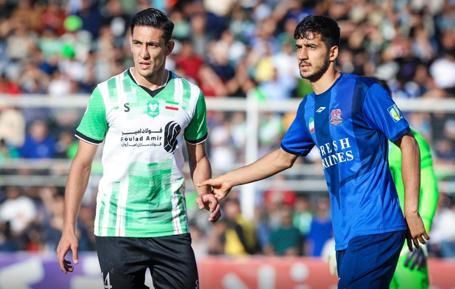 از شعارهای هواداران سرخابی تا راندن تماشاگران ملوان از سوی تراکتوریها از شعارهای هواداران سرخابی تا راندن تماشاگران ملوان از سوی تراکتوریها