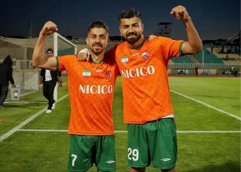 از شعارهای هواداران سرخابی تا راندن تماشاگران ملوان از سوی تراکتوریها از شعارهای هواداران سرخابی تا راندن تماشاگران ملوان از سوی تراکتوریها