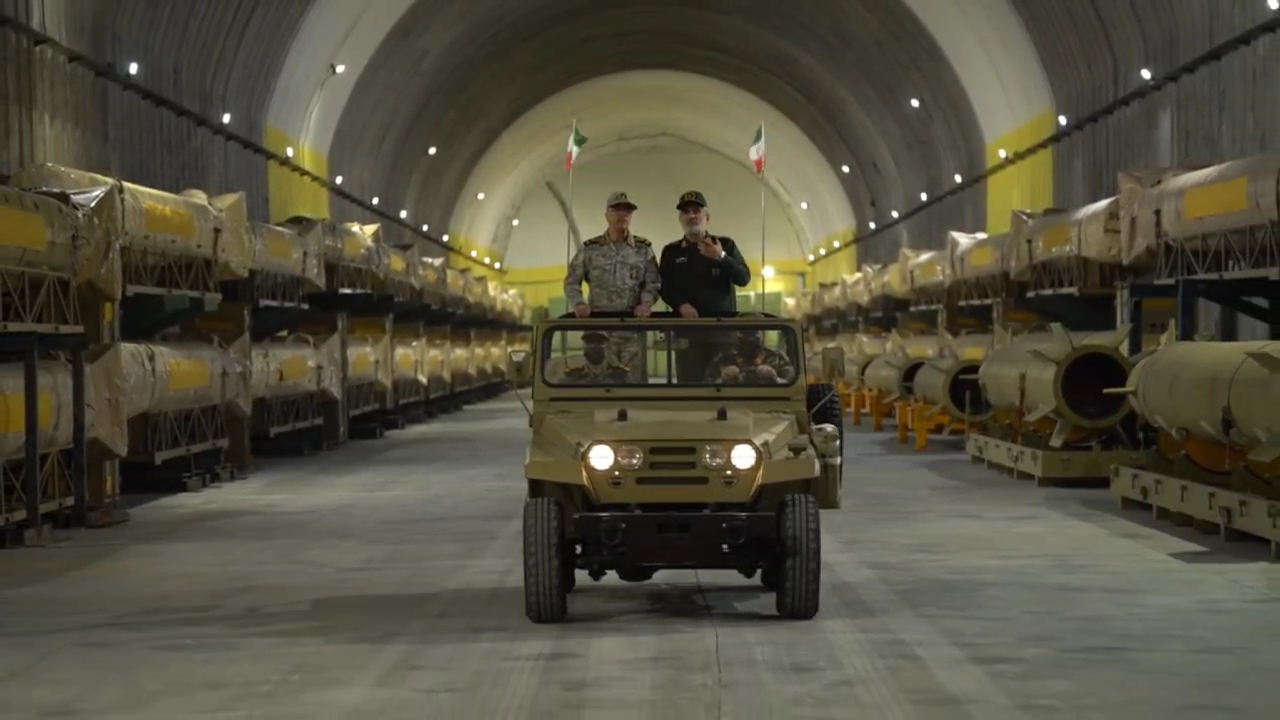 بماااااااااااااااااند/ رونمایی سپاه از شهر جدید موشکی پیامی روشن و واضح برای بدخواهان ایران بماااااااااااااااااند/ رونمایی سپاه از شهر جدید موشکی پیامی روشن و واضح برای بدخواهان ایران