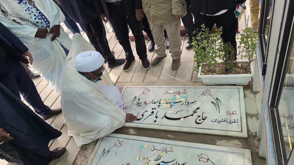 ادای احترام شیخ زکزاکی به مقام شامخ شهدای مقاومت ملی در بهشت زهرا(س)