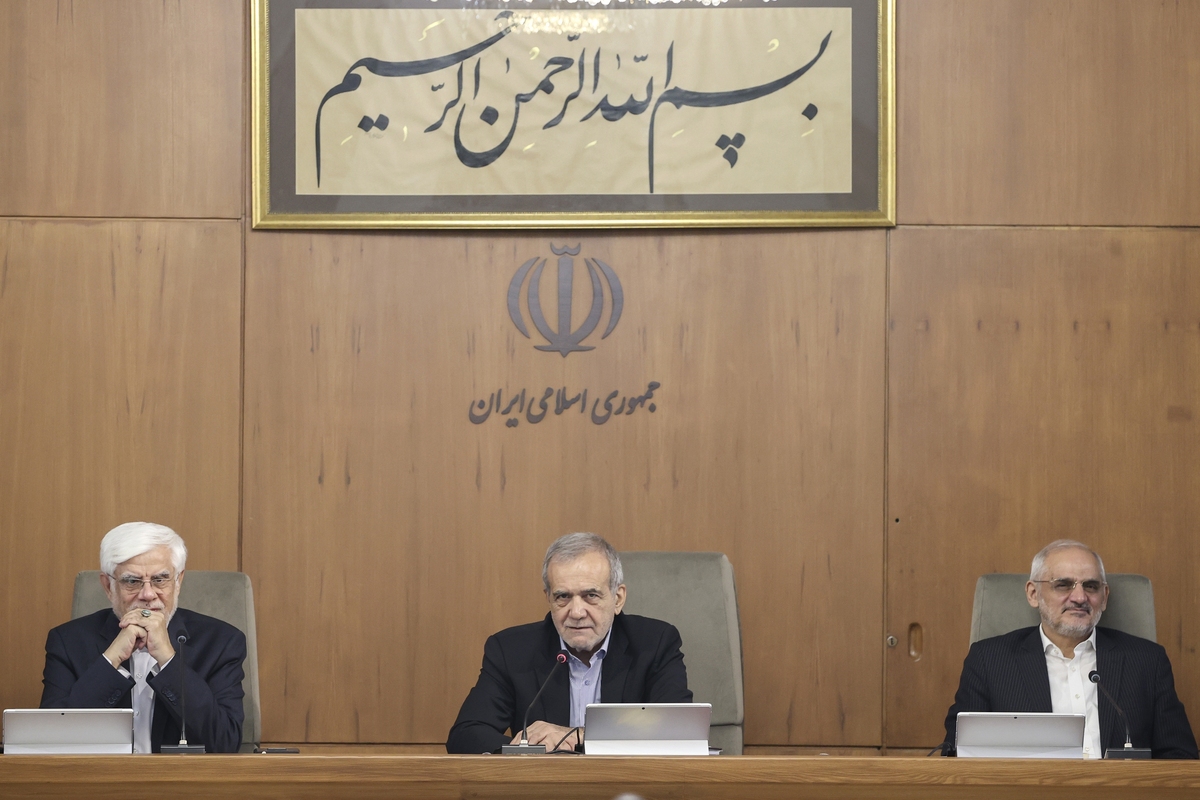 پزشکیان: امروز با تکیه بر تکنولوژی‌ها و تجهیزات نوین، نوع و روند واردات کالا قابل پیگیری است