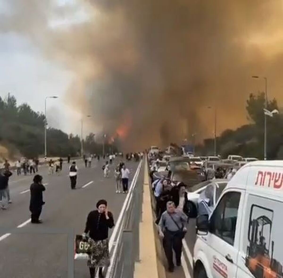 استنشاق دود ناشی از آتش‌سوزی مهیب ۱۲ صهیونیست را روانه بیمارستان کرد  وخامت اوضاع در ساعات آینده +فیلم