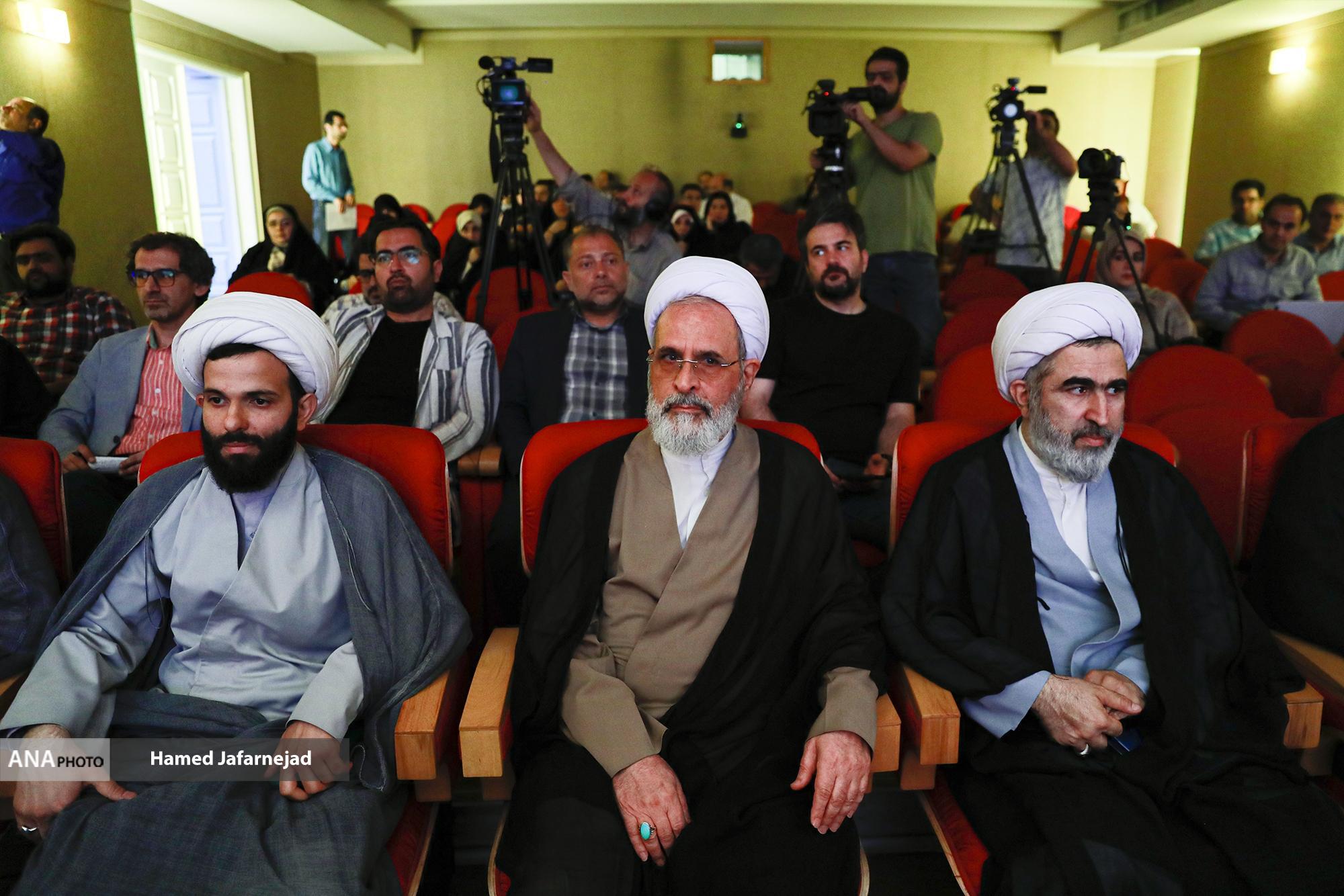 برگزاری همایش یکصدمین سالگشت بازتأسیس حوزه علمیه قم با پیام رهبر معظم انقلاب و حضور مراجع تقلید