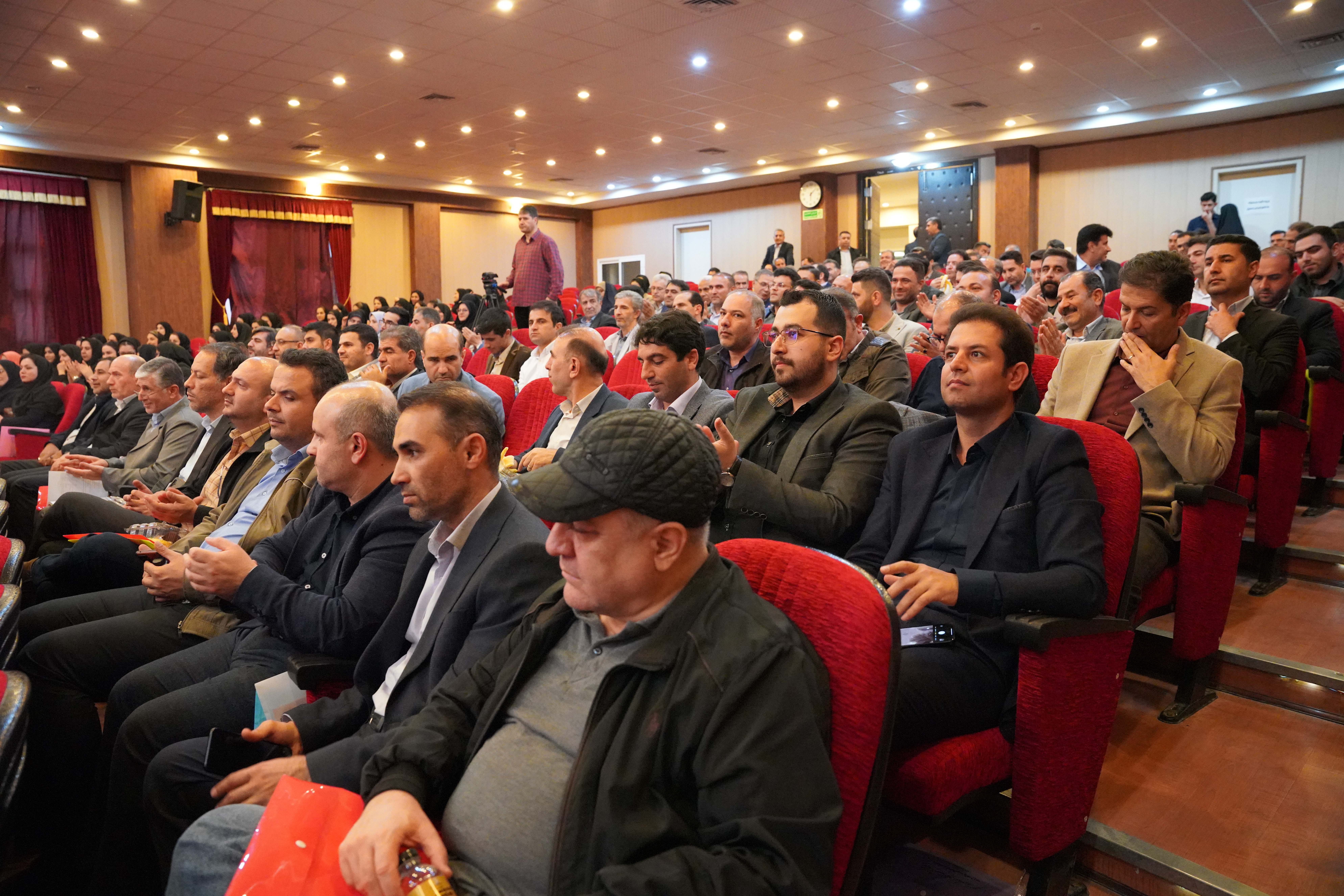 شهید مطهری تجسم کامل انجام وظیفه بود؛ ماجرای پاسخ فقهی و حقوقی شهید به مجله «زن روز» شهید مطهری تجسم کامل انجام وظیفه بود؛ ماجرای پاسخ فقهی و حقوقی شهید به مجله «زن روز»