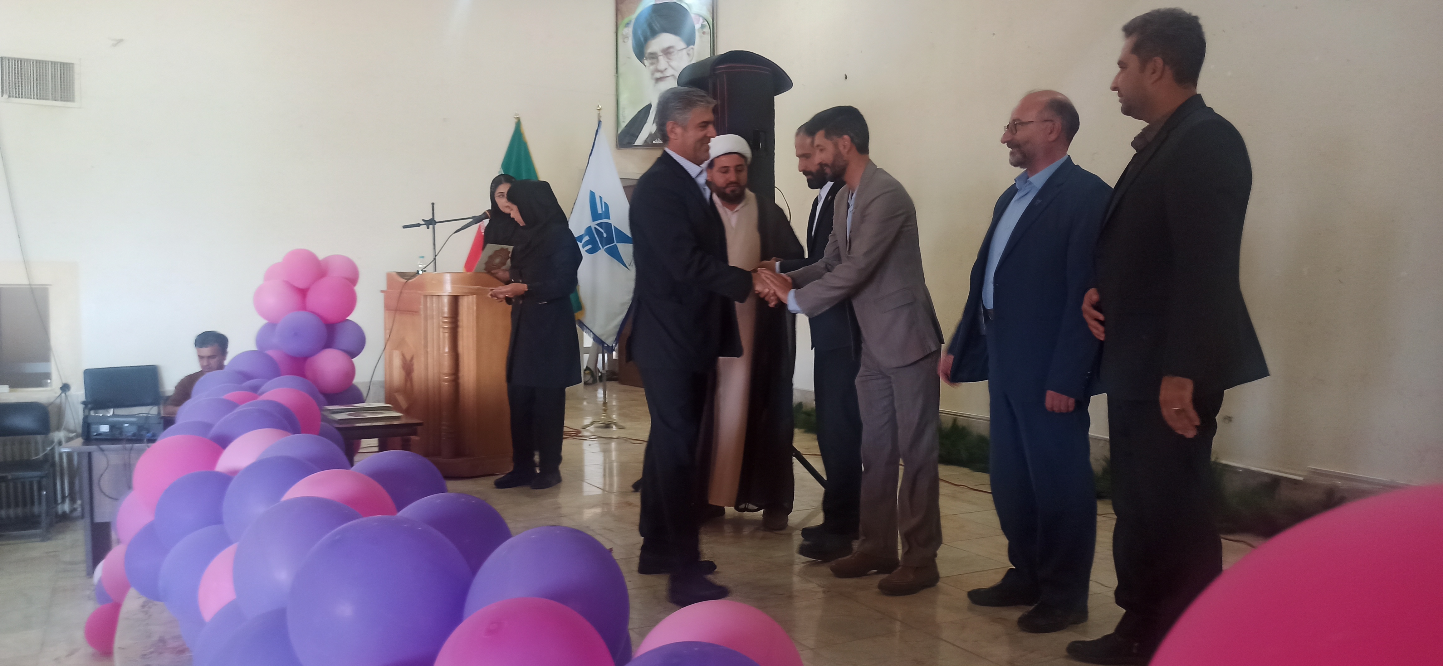 وجود معلم منبع خیر و برکت برای دیگران است وجود معلم منبع خیر و برکت برای دیگران است