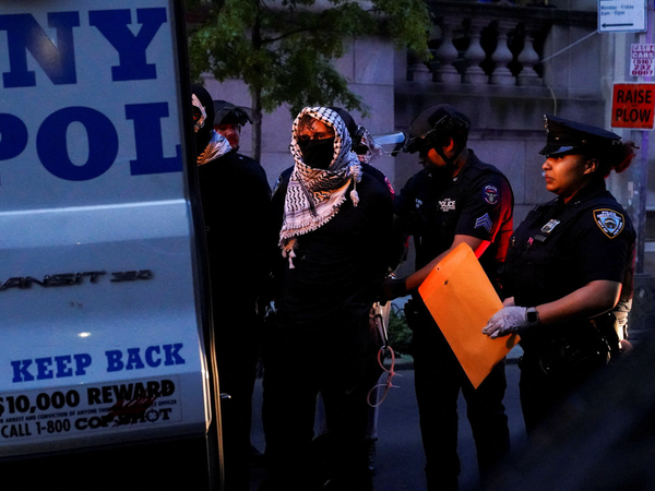 حامیان فلسطینی ورود خود به کتابخانه دانشگاه را به ترامپ هدیه کردند حامیان فلسطینی ورود خود به کتابخانه دانشگاه را به ترامپ هدیه کردند