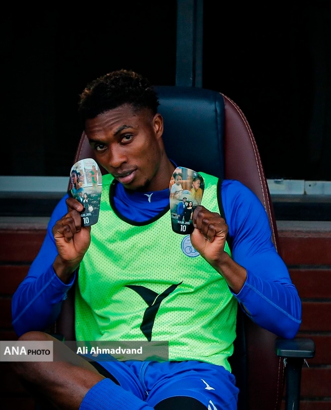 تصویری از ساقبند زیبای مهاجم استقلال + عکس تصویری از ساقبند زیبای مهاجم استقلال + عکس