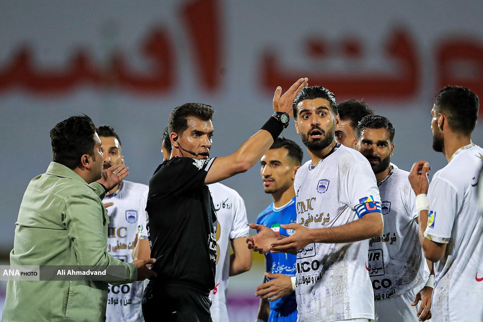 از فحاشی و کتک زدن سرپرست پرسپولیس تا درگیری شدید هواداران استقلال خوزستان/ اعتراض تماشاگران سپاهان به کارترون و خروج کاپیتان و سرپرست تراکتور با موتور