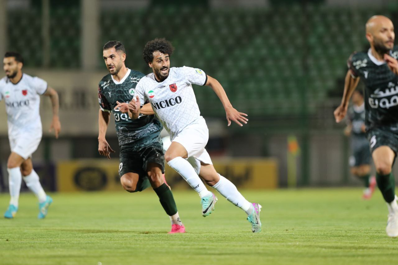 از فحاشی و کتک زدن سرپرست پرسپولیس تا درگیری شدید هواداران استقلال خوزستان/ اعتراض تماشاگران سپاهان به کارترون و خروج کاپیتان و سرپرست تراکتور با موتور