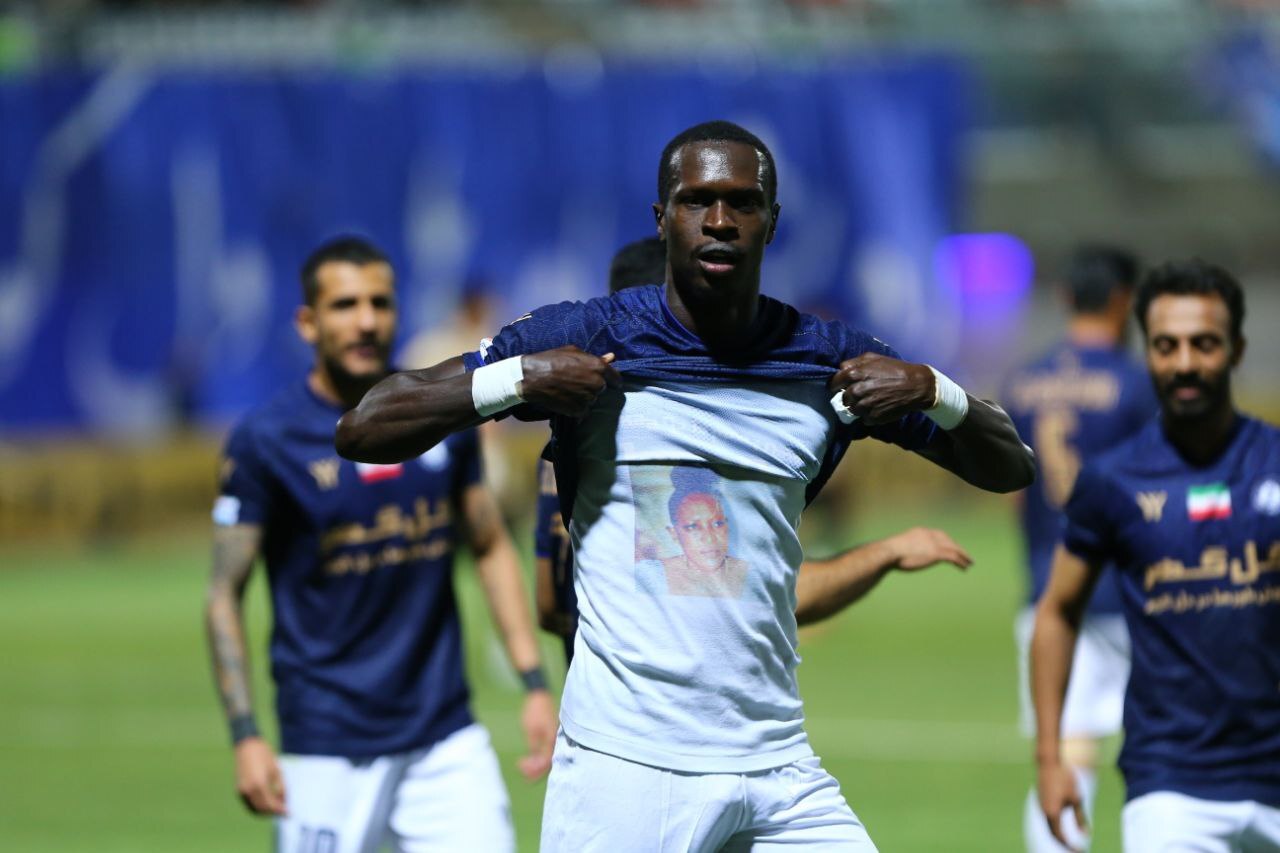 از فحاشی و کتک زدن سرپرست پرسپولیس تا درگیری شدید هواداران استقلال خوزستان/ اعتراض تماشاگران سپاهان به کارترون و خروج کاپیتان و سرپرست تراکتور با موتور