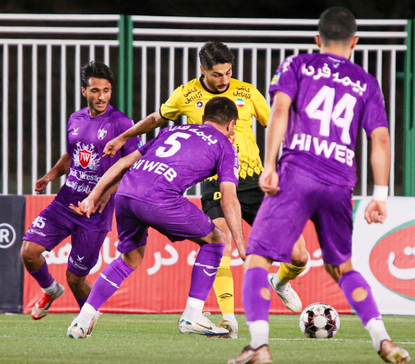 از فحاشی و کتک زدن سرپرست پرسپولیس تا درگیری شدید هواداران استقلال خوزستان/ اعتراض تماشاگران سپاهان به کارترون و خروج کاپیتان و سرپرست تراکتور با موتور