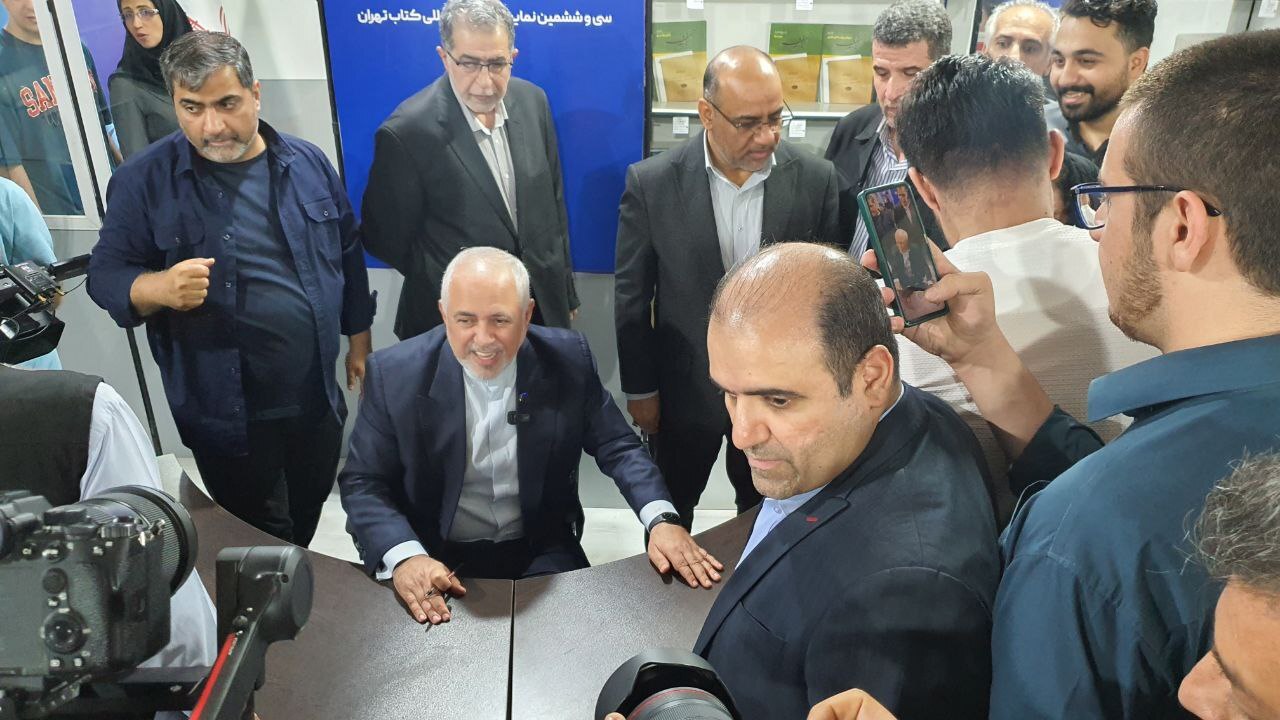 ظریف برای امضای کتابش به نمایشگاه رفت+فیلم ظریف برای امضای کتابش به نمایشگاه رفت+فیلم