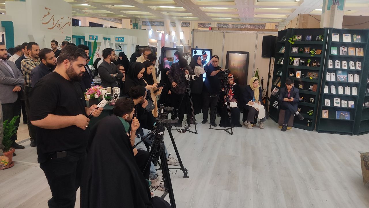 «هارداسان» در نمایشگاه کتاب رونمایی شد/ روایت هایی جذاب از دوران خدمت و فعالیت آیت الله شهید رئیسی «هارداسان» در نمایشگاه کتاب رونمایی شد/ روایت هایی جذاب از دوران خدمت و فعالیت آیت الله شهید رئیسی