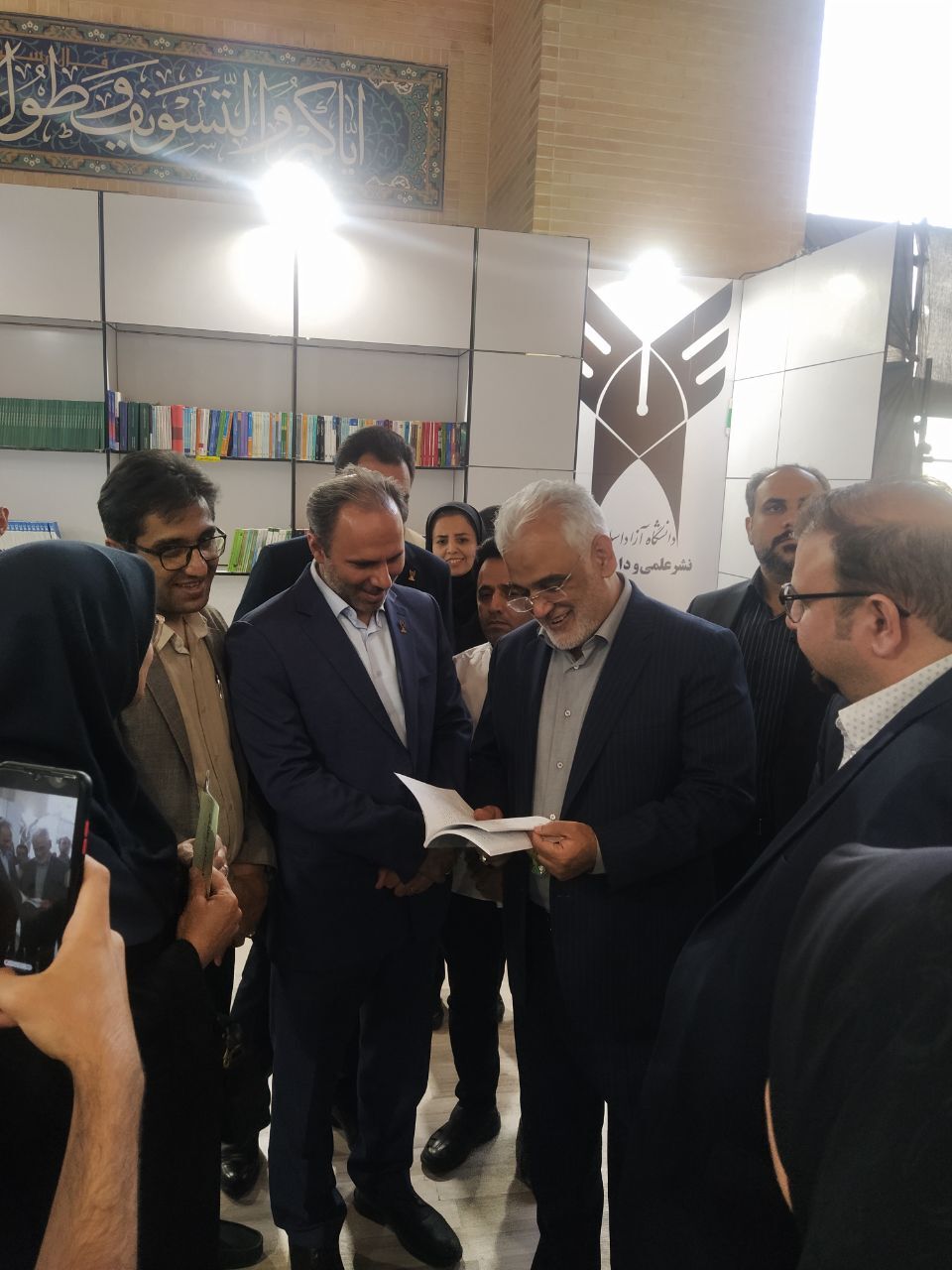 رونمایی از جدیدترین اثر نشر دانشگاه آزاد توسط رئیس دانشگاه آزاد