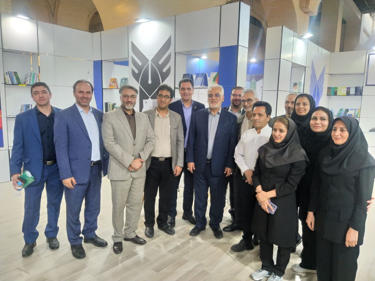 رونمایی از جدیدترین اثر نشر دانشگاه آزاد توسط رئیس دانشگاه آزاد