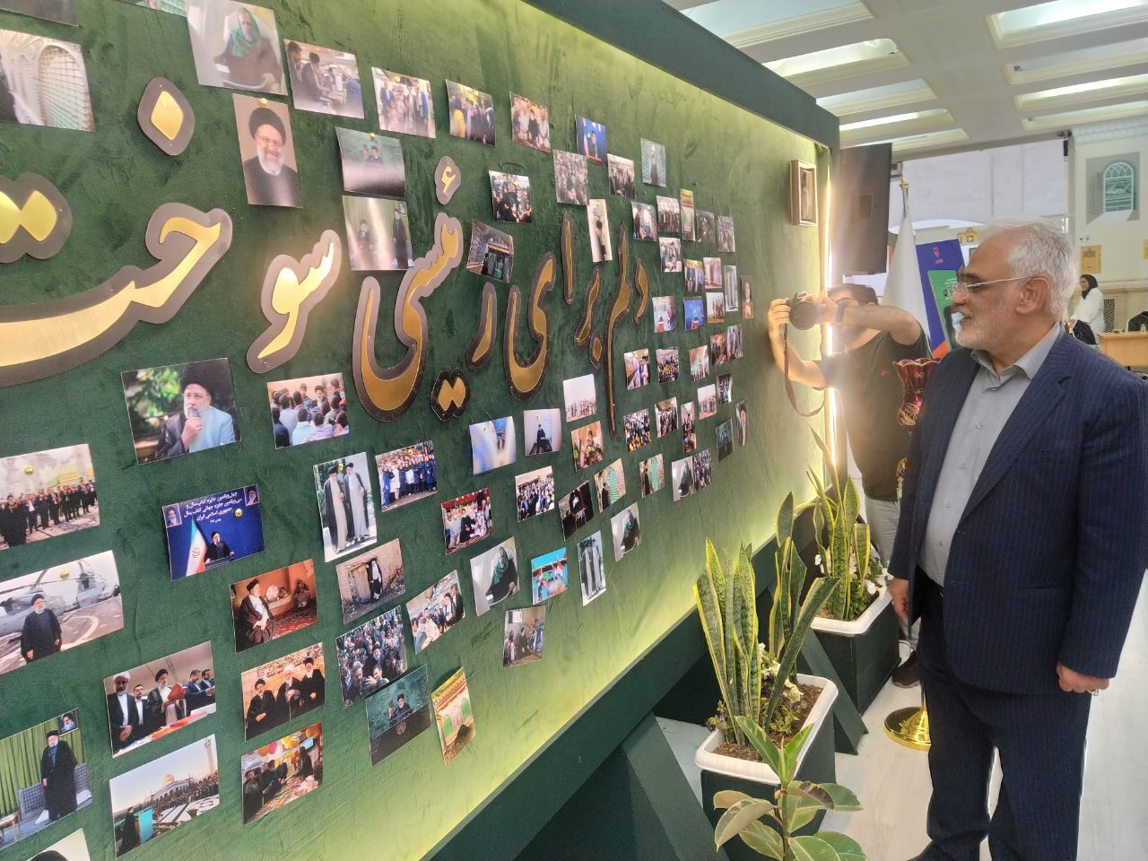 رونمایی از جدیدترین اثر نشر دانشگاه آزاد توسط رئیس دانشگاه آزاد