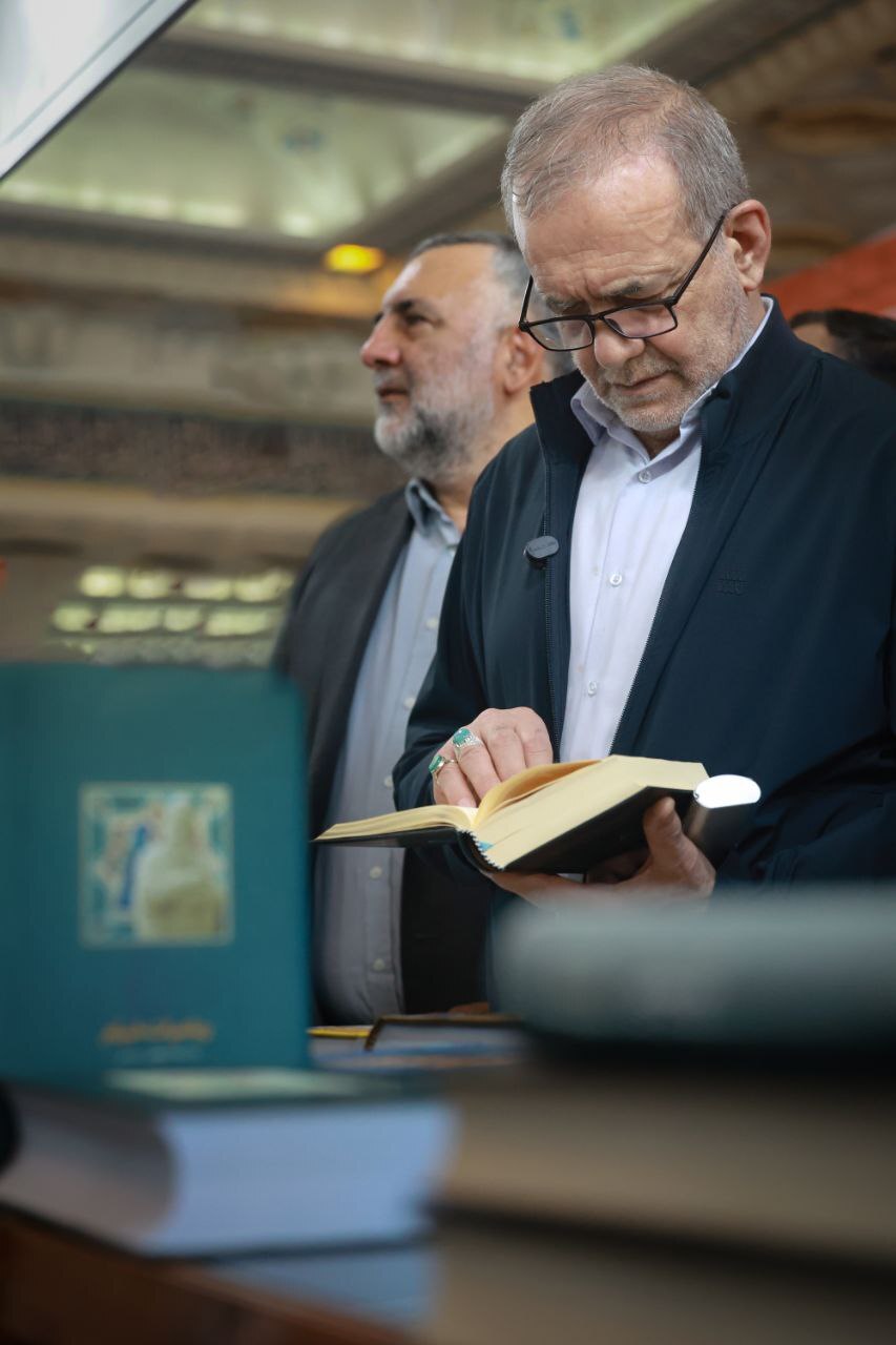 رئیس جمهور از سیوششمین نمایشگاه کتاب تهران بازدید کرد رئیس جمهور از سیوششمین نمایشگاه کتاب تهران بازدید کرد