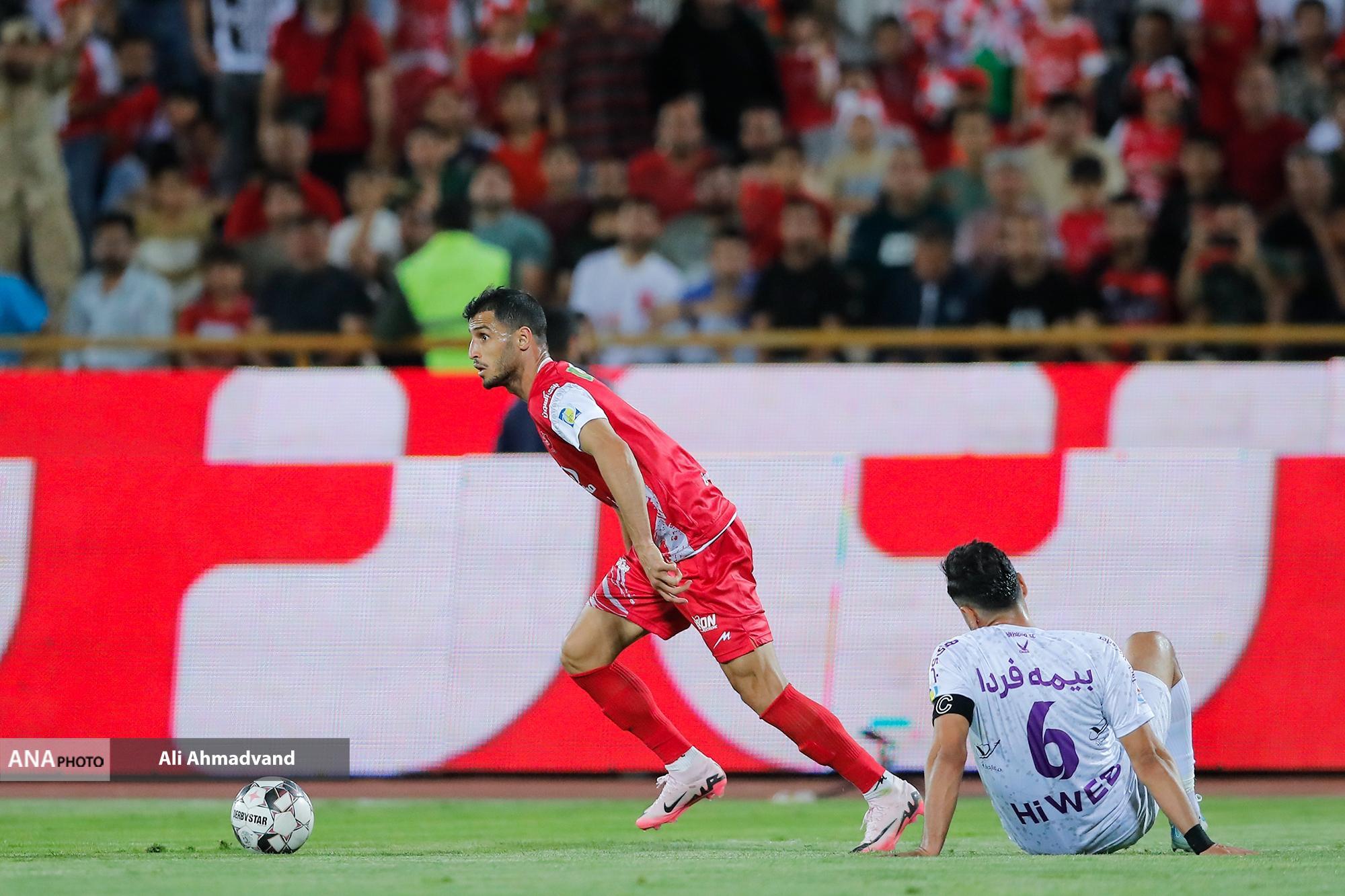 ادامه شعارهای هواداران پرسپولیس علیه درویش و شکست قابل پیش بینی استقلال برابر سپاهان/ جشن قهرمانی تراکتور در ورزشگاه حریف ادامه شعارهای هواداران پرسپولیس علیه درویش و شکست قابل پیش بینی استقلال برابر سپاهان/ جشن قهرمانی تراکتور در ورزشگاه حریف