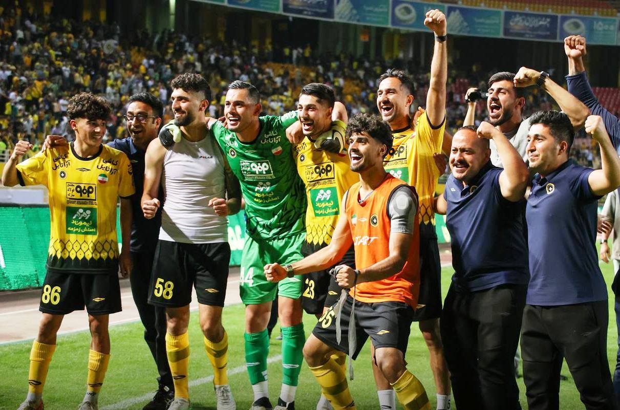 ادامه شعارهای هواداران پرسپولیس علیه درویش و شکست قابل پیش بینی استقلال برابر سپاهان/ جشن قهرمانی تراکتور در ورزشگاه حریف ادامه شعارهای هواداران پرسپولیس علیه درویش و شکست قابل پیش بینی استقلال برابر سپاهان/ جشن قهرمانی تراکتور در ورزشگاه حریف