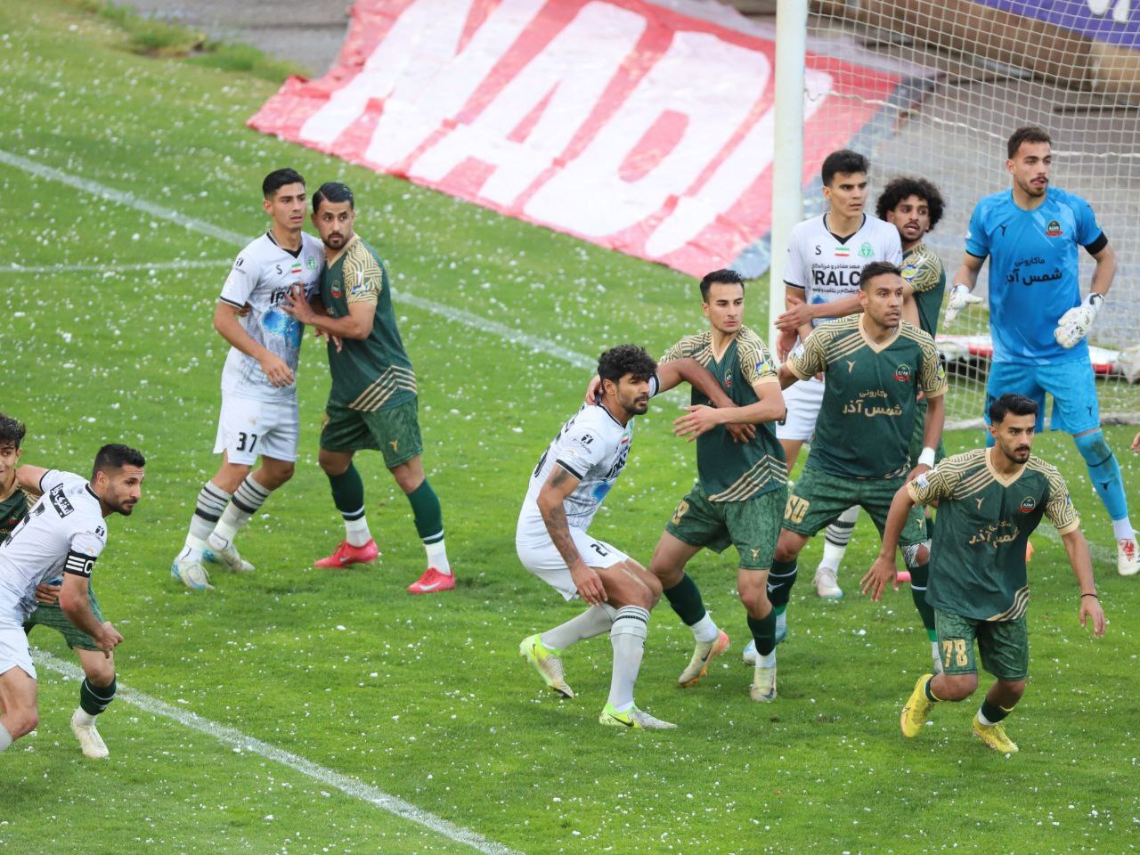 ادامه شعارهای هواداران پرسپولیس علیه درویش و شکست قابل پیش بینی استقلال برابر سپاهان/ جشن قهرمانی تراکتور در ورزشگاه حریف ادامه شعارهای هواداران پرسپولیس علیه درویش و شکست قابل پیش بینی استقلال برابر سپاهان/ جشن قهرمانی تراکتور در ورزشگاه حریف