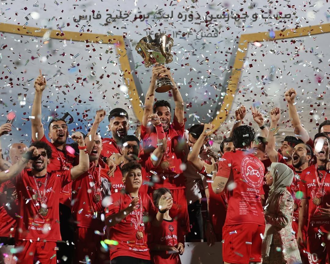 ادامه شعارهای هواداران پرسپولیس علیه درویش و شکست قابل پیش بینی استقلال برابر سپاهان/ جشن قهرمانی تراکتور در ورزشگاه حریف ادامه شعارهای هواداران پرسپولیس علیه درویش و شکست قابل پیش بینی استقلال برابر سپاهان/ جشن قهرمانی تراکتور در ورزشگاه حریف