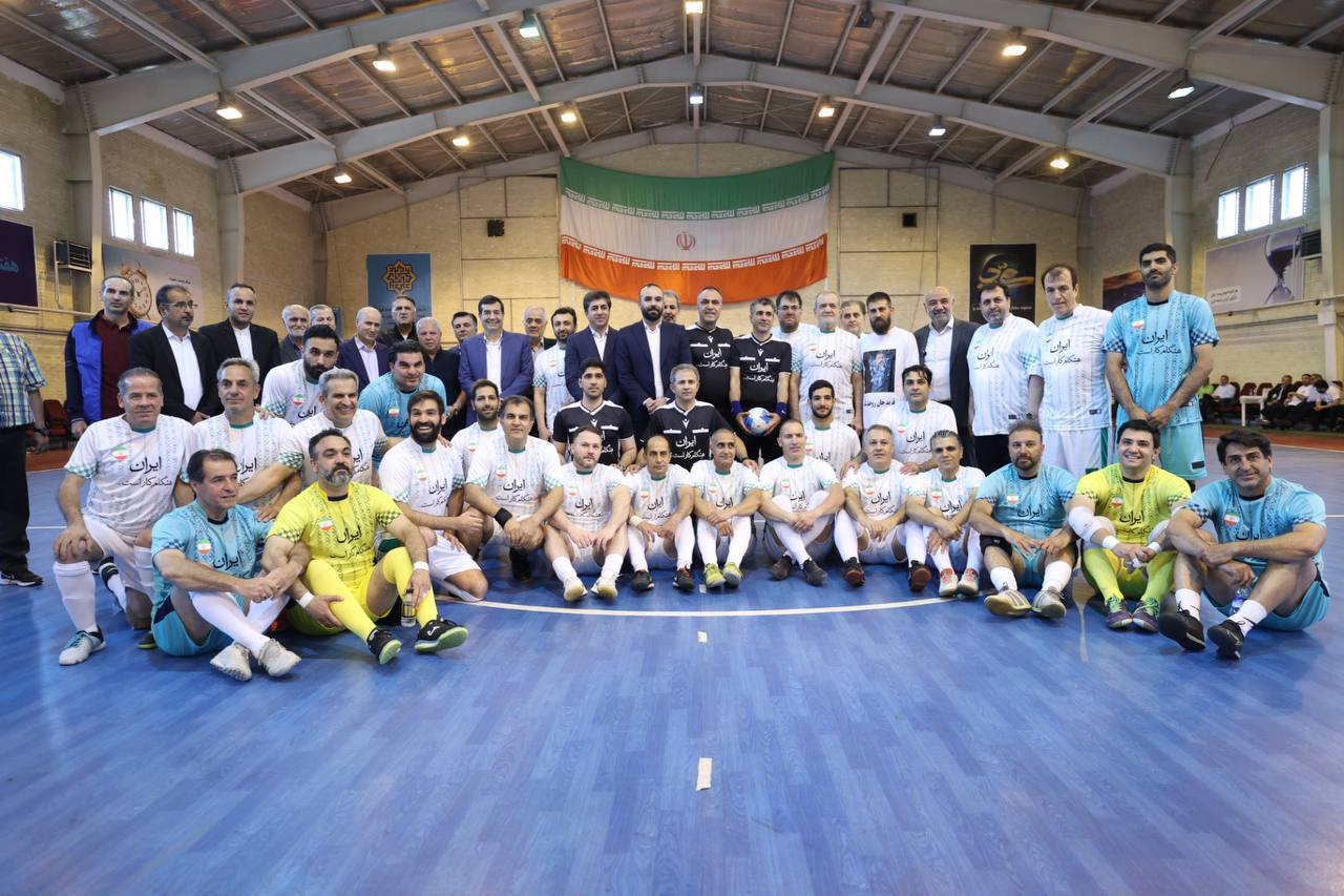 رییسجمهور به افتخار کارگران پا به توپ شد رییسجمهور به افتخار کارگران پا به توپ شد