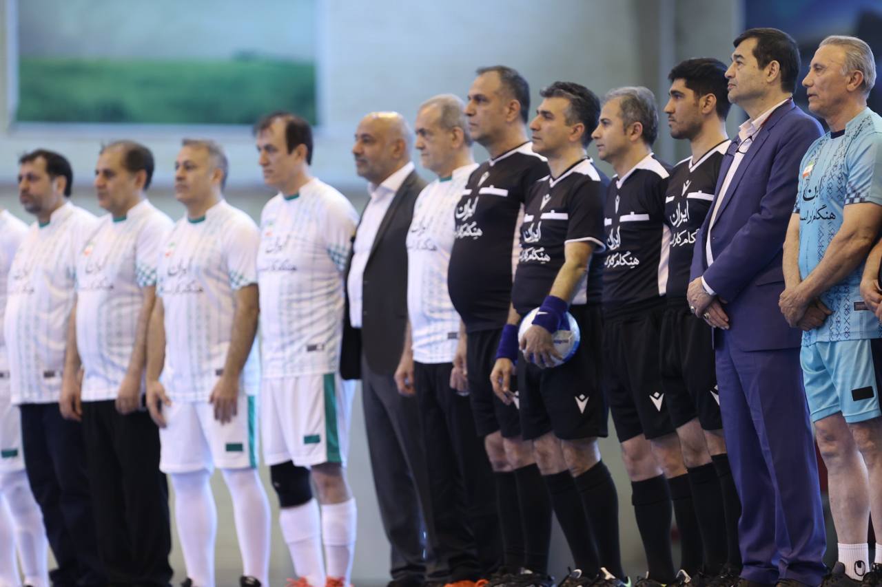 رییس‌جمهور به افتخار کارگران پا به توپ شد