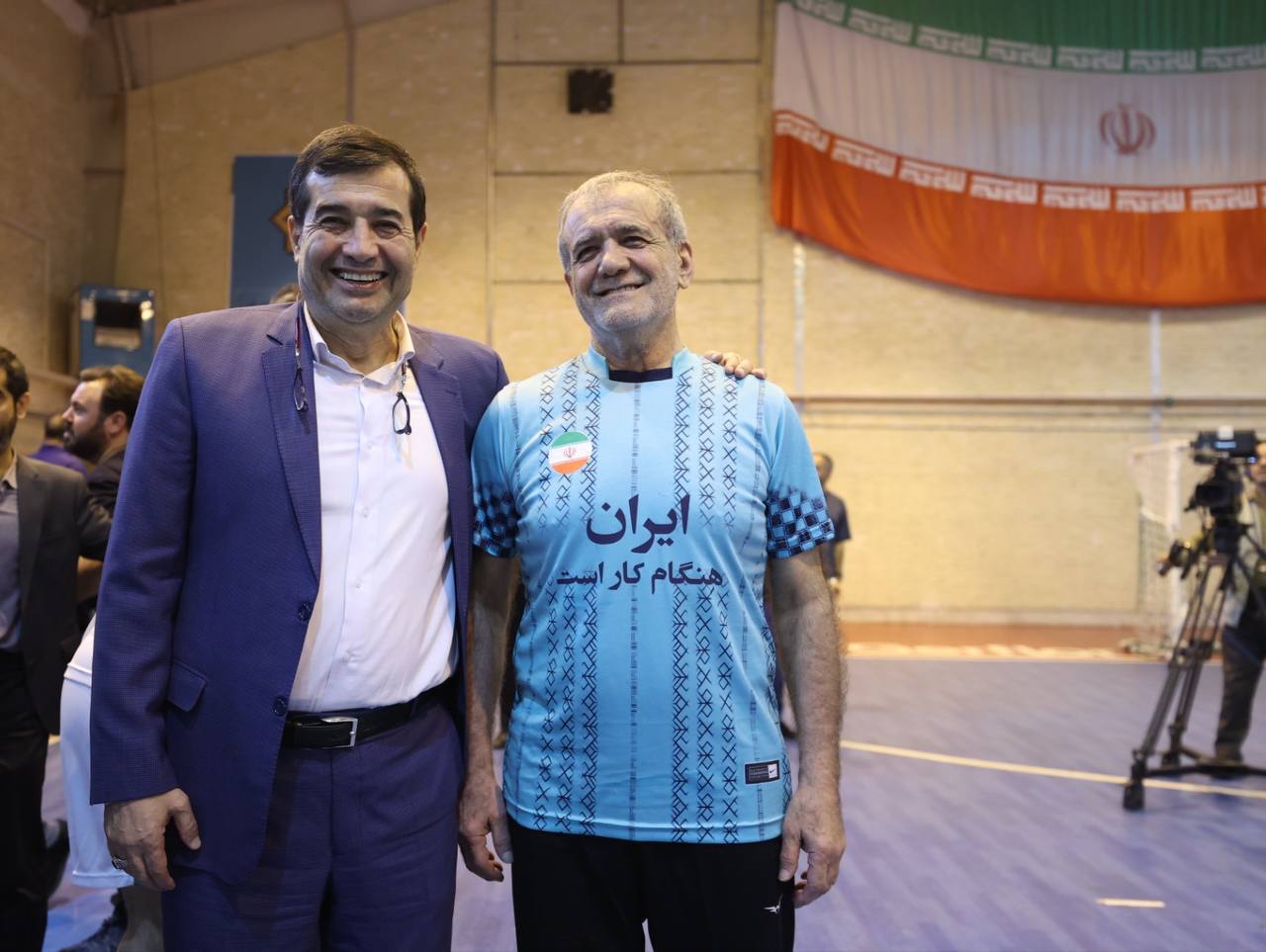 رییس‌جمهور به افتخار کارگران پا به توپ شد