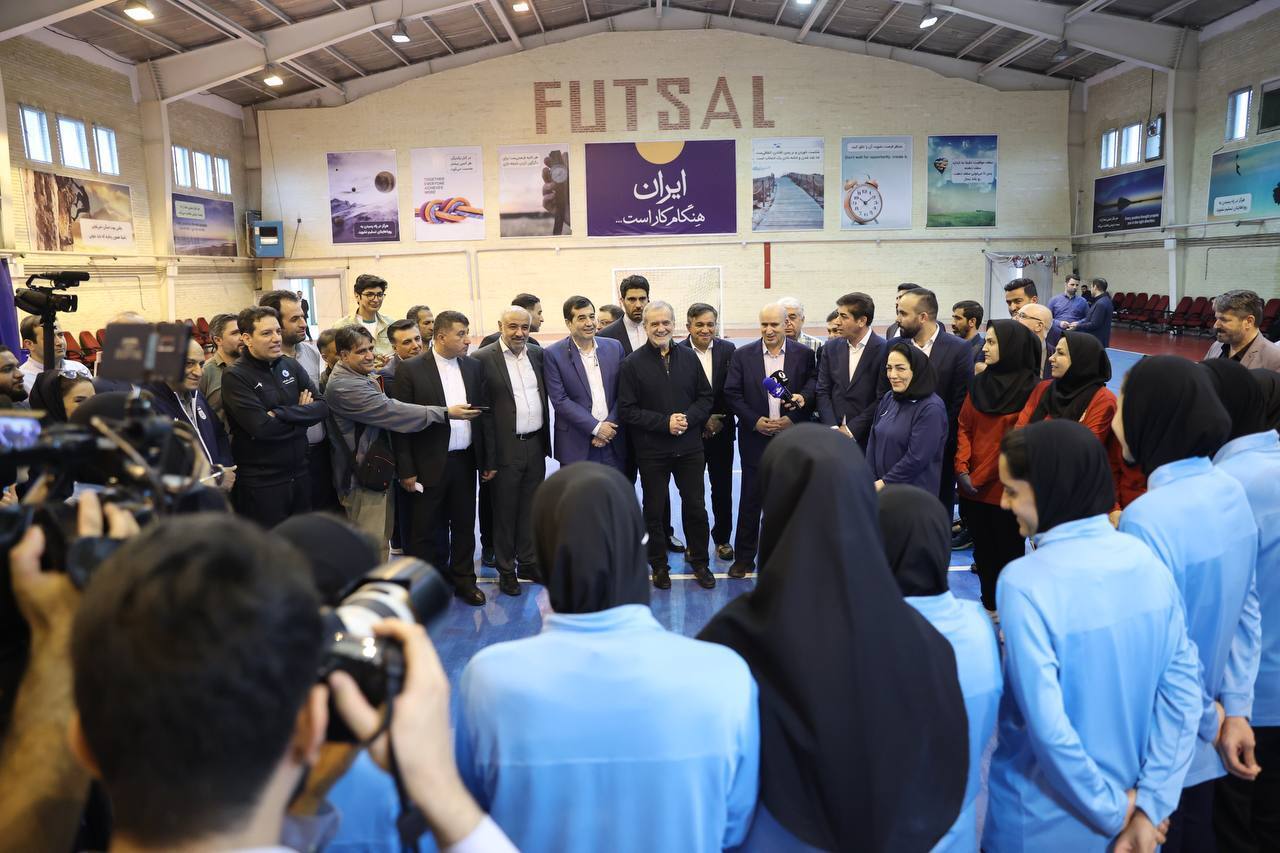 دیدار و گفتگوی صمیمانه رییس جمهور با دختران ملی پوش فوتسال دیدار و گفتگوی صمیمانه رییس جمهور با دختران ملی پوش فوتسال