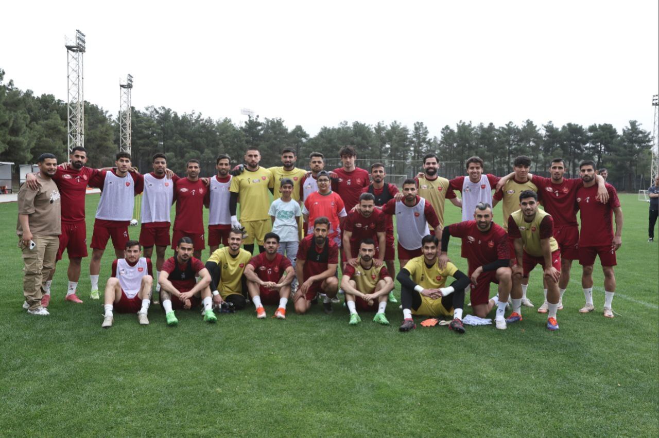 باد و طوفان تمرین پرسپولیس را نیمه کاره گذاشت/ حضور یک میهمان ویژه کنار سرخپوشان|تصاویر باد و طوفان تمرین پرسپولیس را نیمه کاره گذاشت/ حضور یک میهمان ویژه کنار سرخپوشان|تصاویر