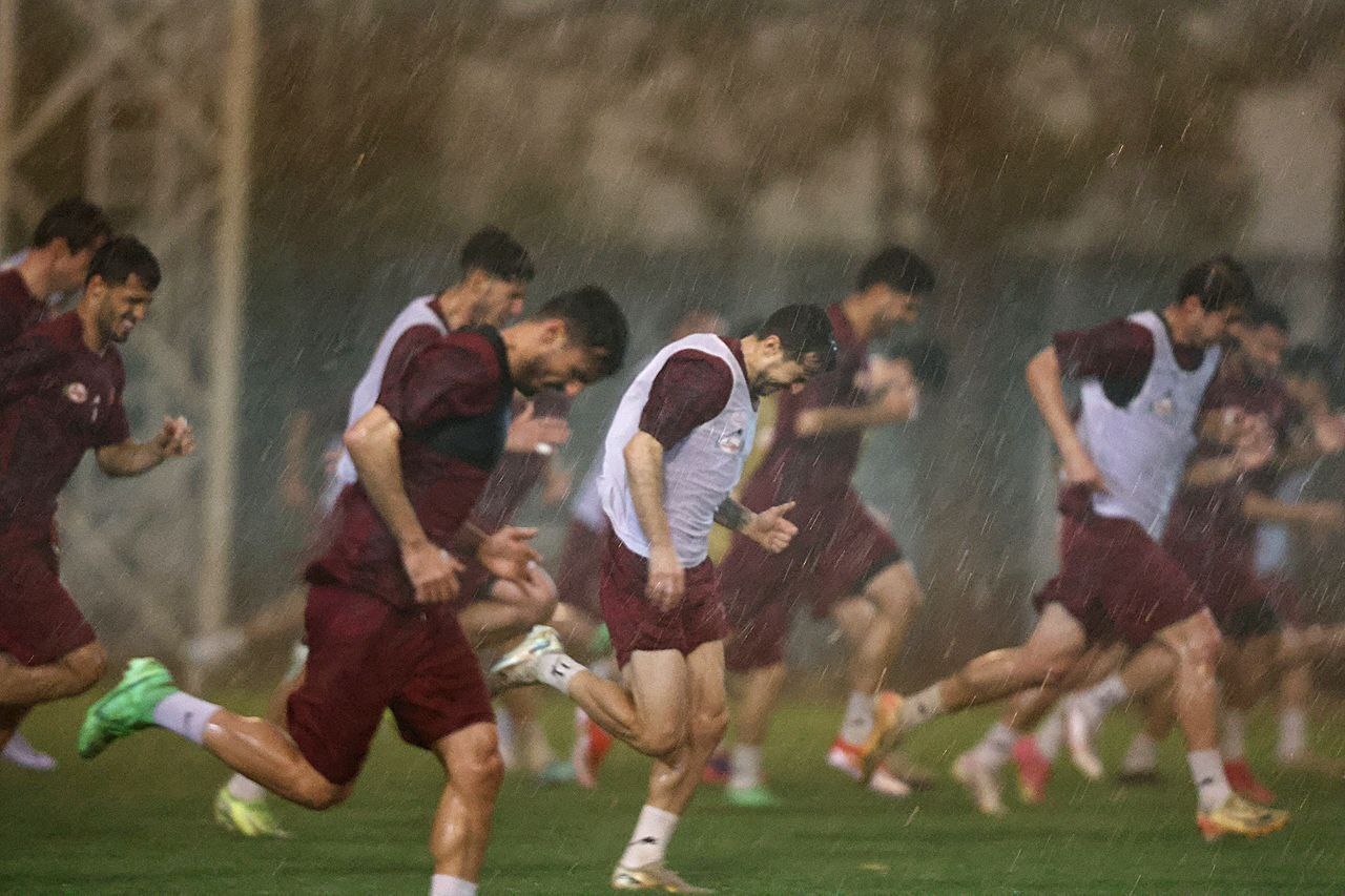 باد و طوفان تمرین پرسپولیس را نیمه کاره گذاشت/ حضور یک میهمان ویژه کنار سرخپوشان|تصاویر